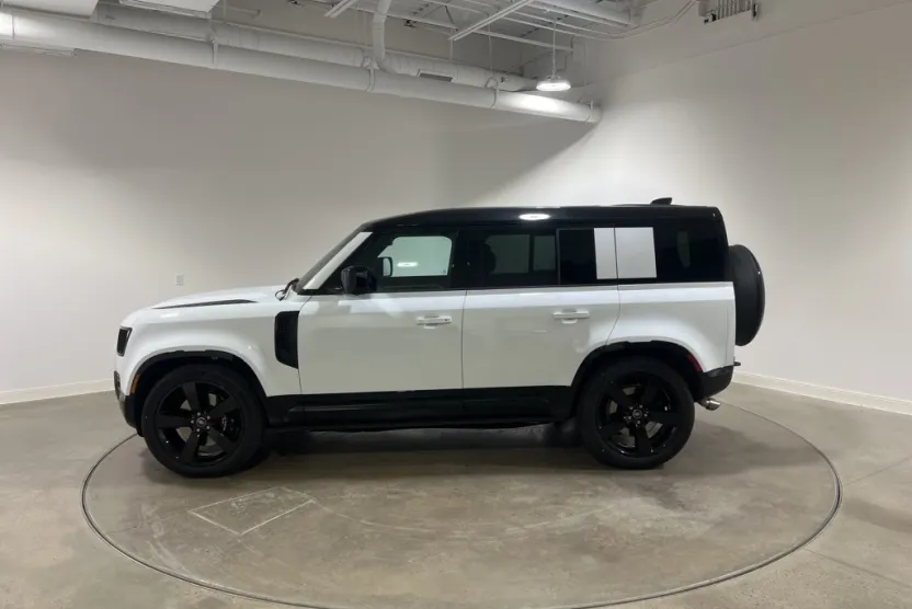 2025 Land Rover Defender 110 V8 photo 1