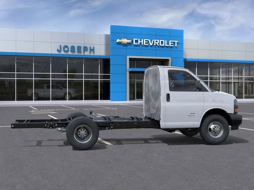 2025 Chevrolet Express 3500 Work Van photo 1