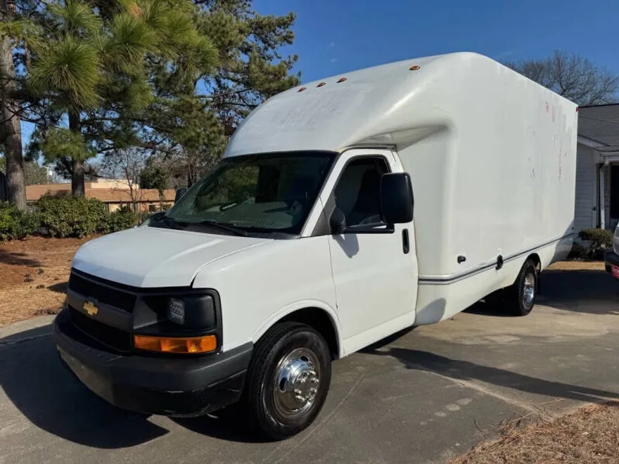 2017 Chevrolet Express 3500 Cutaway photo 1