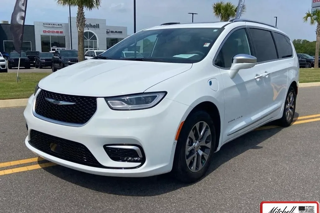 2024 Chrysler Pacifica Hybrid Pinnacle photo 1