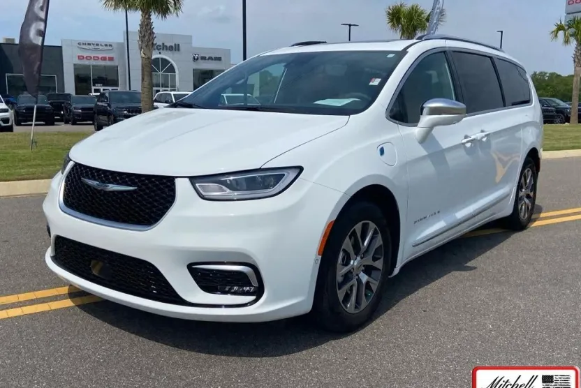 2024 Chrysler Pacifica Hybrid Pinnacle photo 1