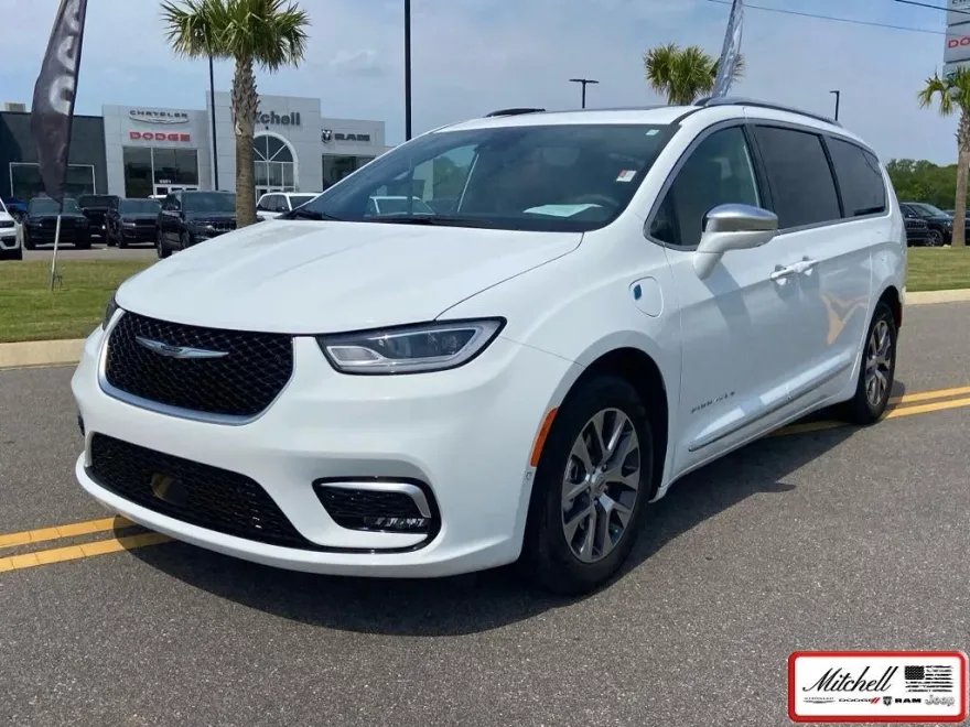 2024 Chrysler Pacifica Hybrid Pinnacle photo 1