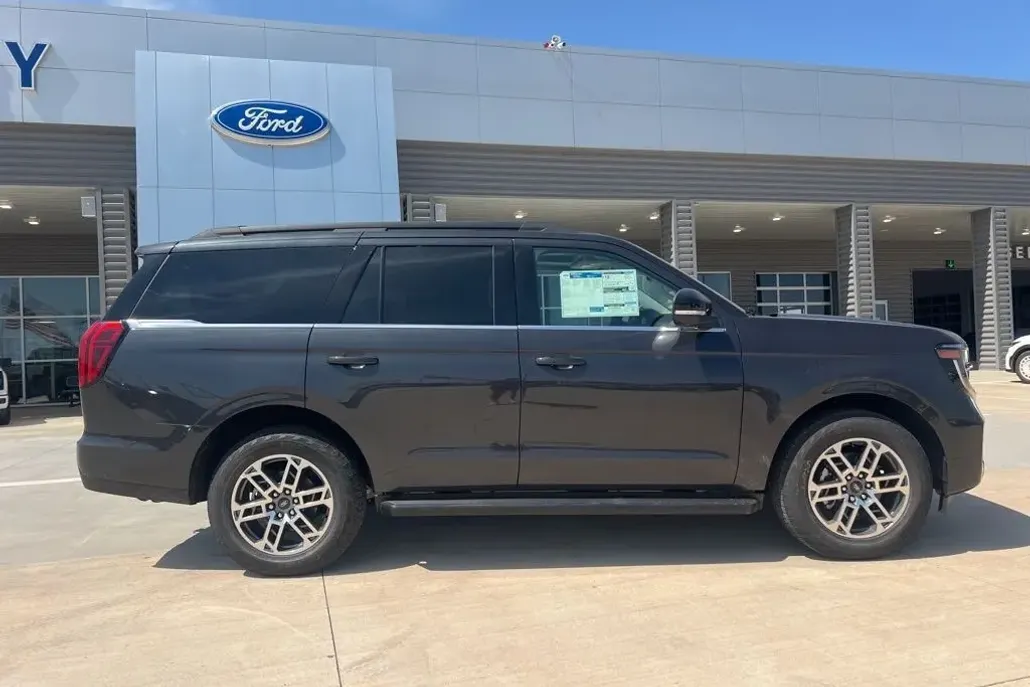 2025 Ford Expedition photo 1