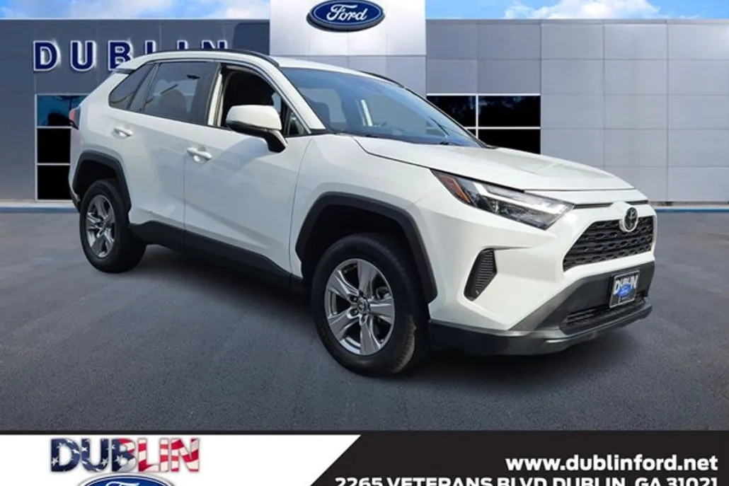 2023 Toyota RAV4 XLE photo 1