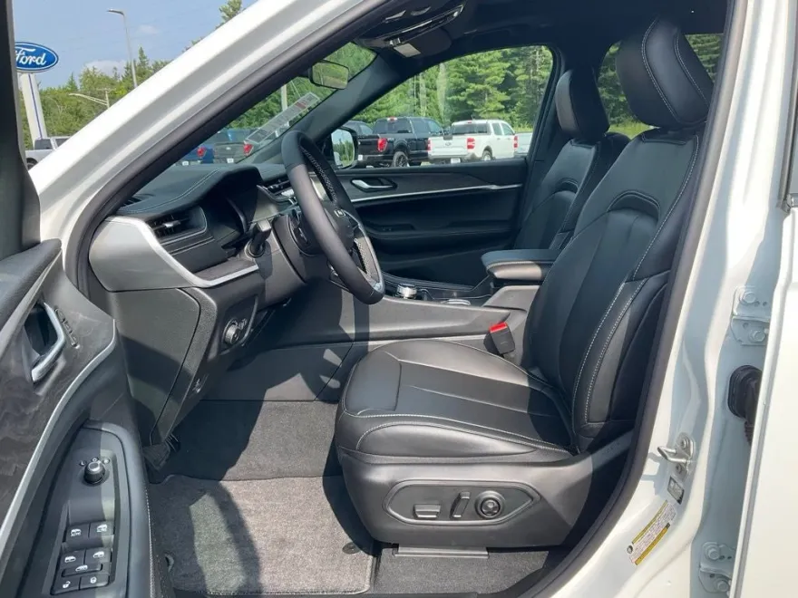 2025 Jeep Grand Cherokee Limited photo 1