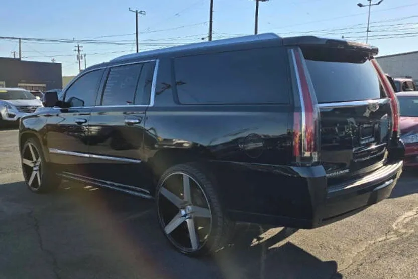 2017 Cadillac Escalade Platinum photo 1