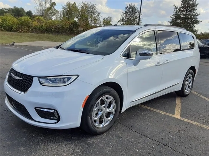 2022 Chrysler Pacifica Limited photo 1