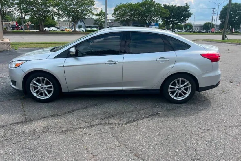 2018 Ford Focus SE photo 1