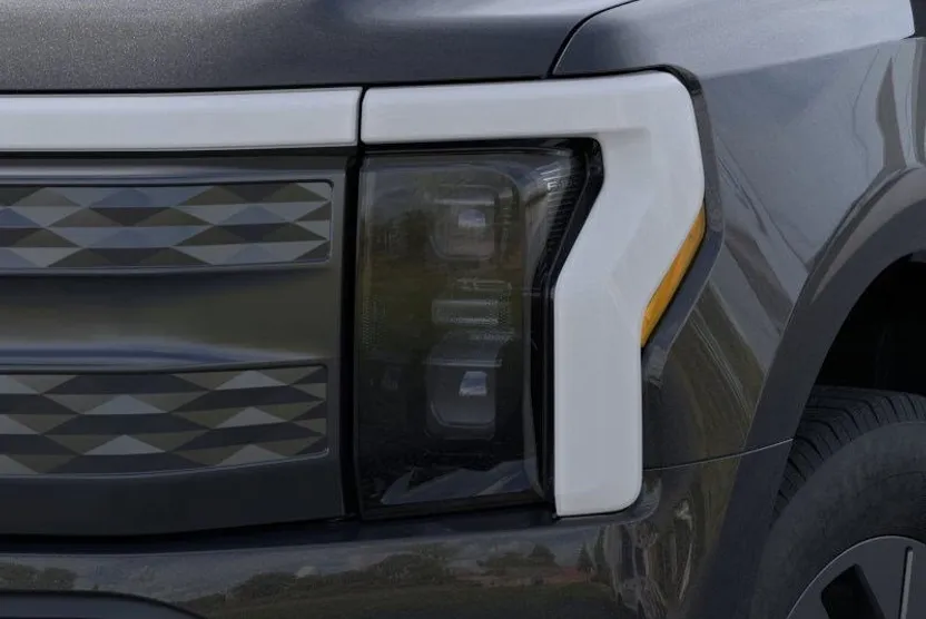 2025 Ford F-150 Lightning Lariat photo 1