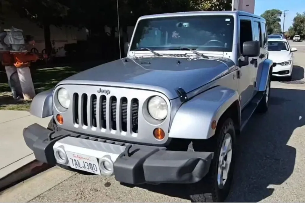 2013 Jeep Wrangler Unlimited Sahara photo 1