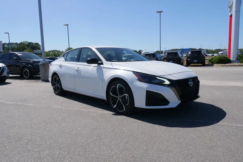 2023 Nissan Altima 2.5 SR photo 1