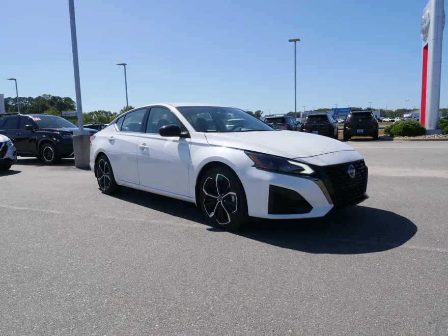 2023 Nissan Altima 2.5 SR photo 1