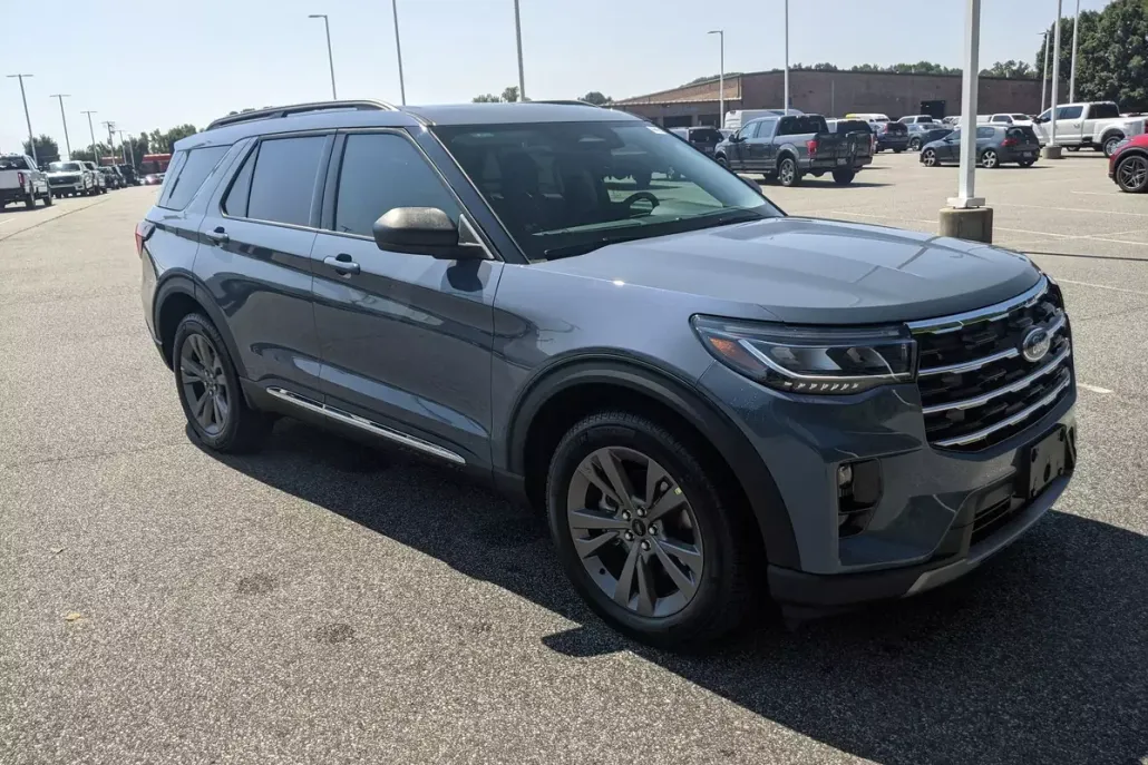 2025 Ford Explorer photo 1