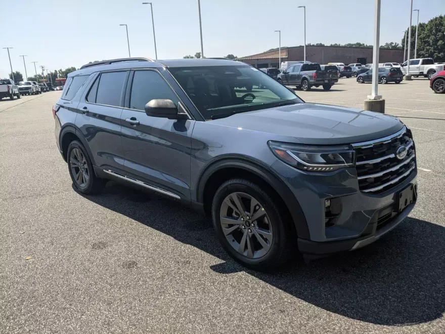 2025 Ford Explorer photo 1