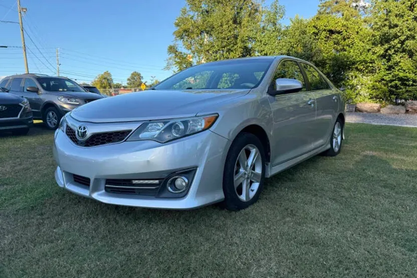 2014 Toyota Camry SE photo 1