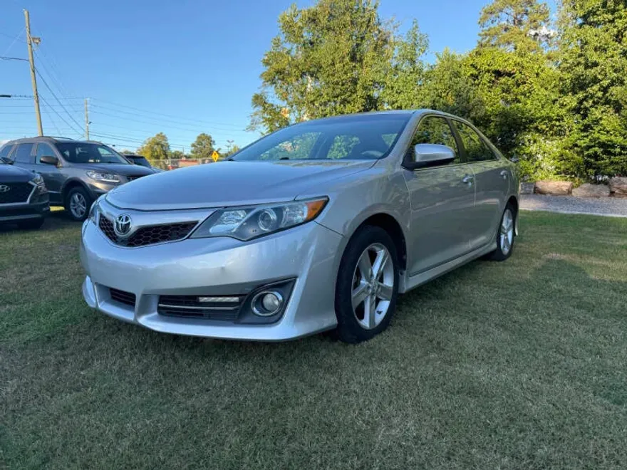 2014 Toyota Camry SE photo 1