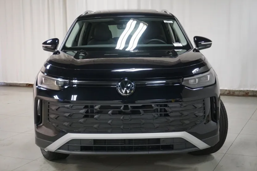 2025 Volkswagen Tiguan SE photo 1