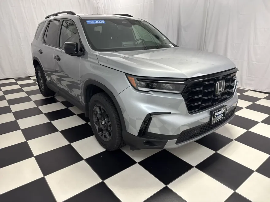 2025 Honda Pilot TrailSport photo 1