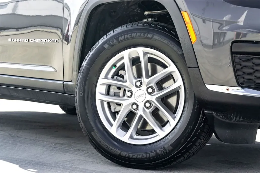 2025 Jeep Grand Cherokee Laredo photo 1