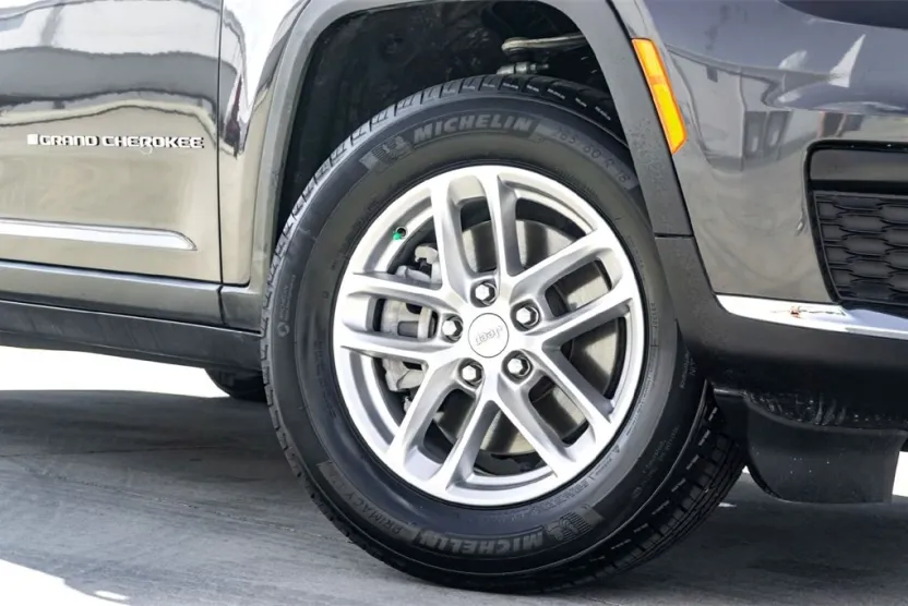2025 Jeep Grand Cherokee Laredo photo 1