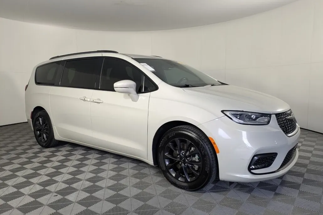 2021 Chrysler Pacifica Touring photo 1