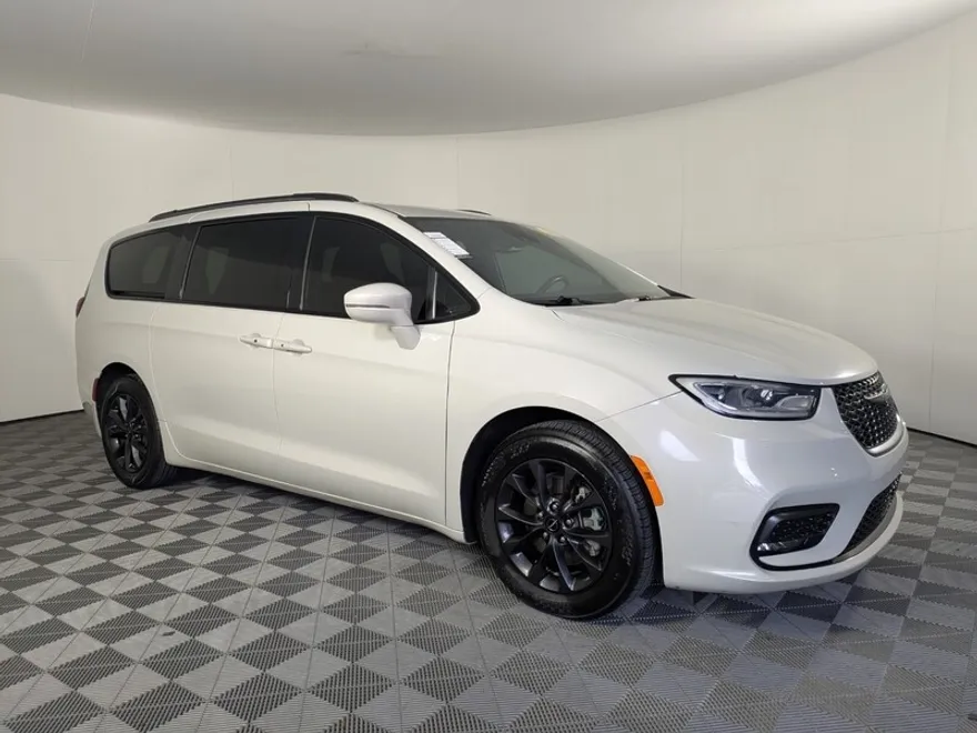 2021 Chrysler Pacifica Touring photo 1