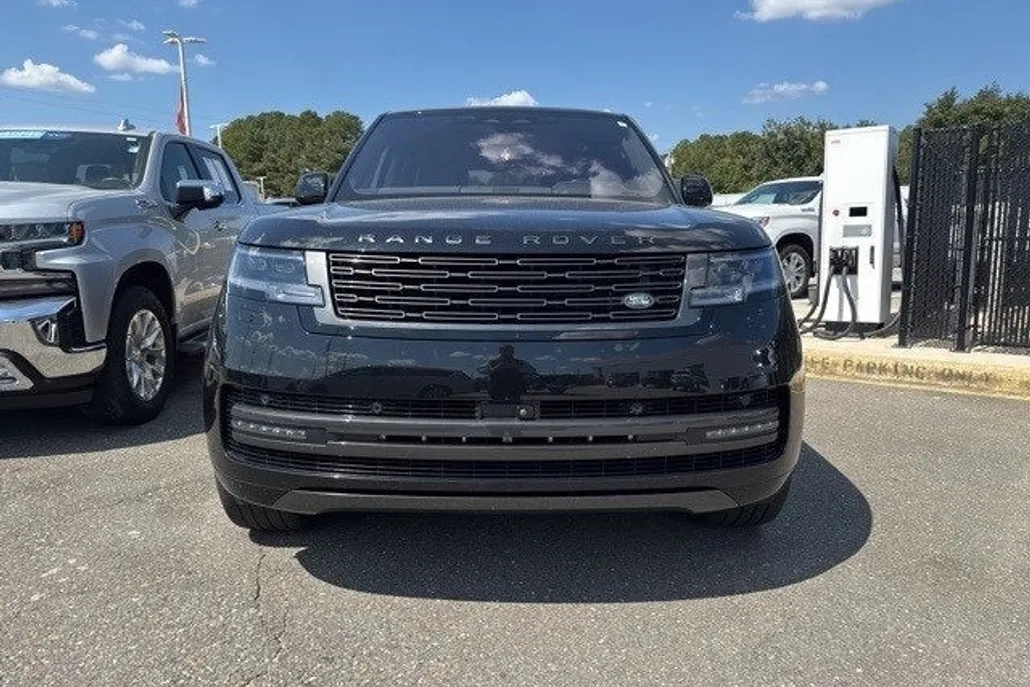 2023 Land Rover Range Rover SE photo 1