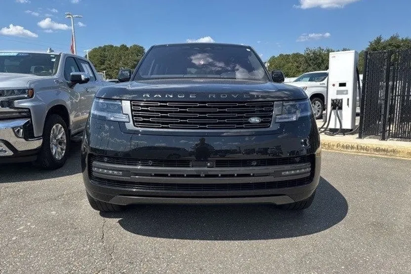 2023 Land Rover Range Rover SE photo 1
