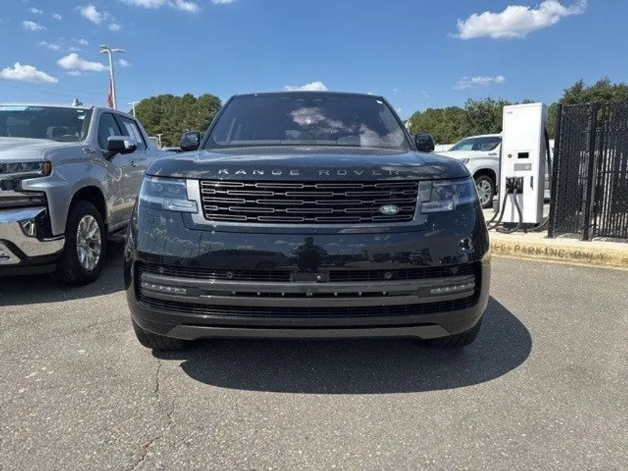 2023 Land Rover Range Rover SE photo 1