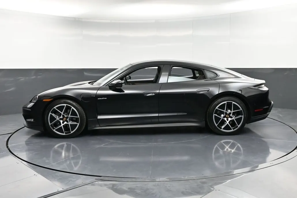 2025 Porsche Taycan photo 1