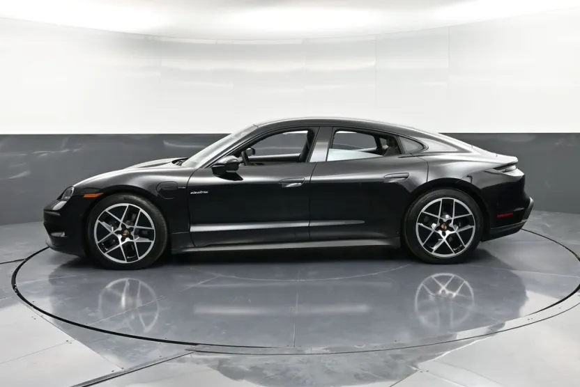 2025 Porsche Taycan photo 1