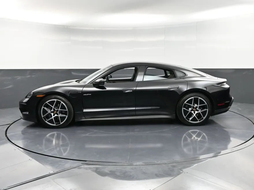2025 Porsche Taycan photo 1