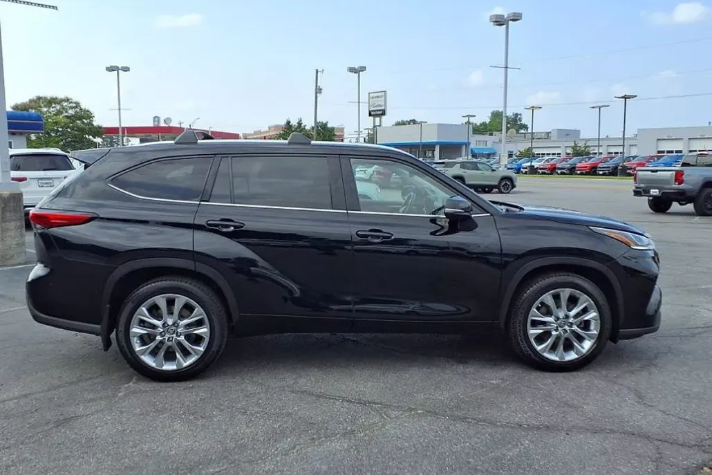 2021 Toyota Highlander Base photo 1