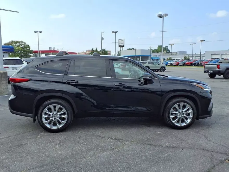 2021 Toyota Highlander Base photo 1