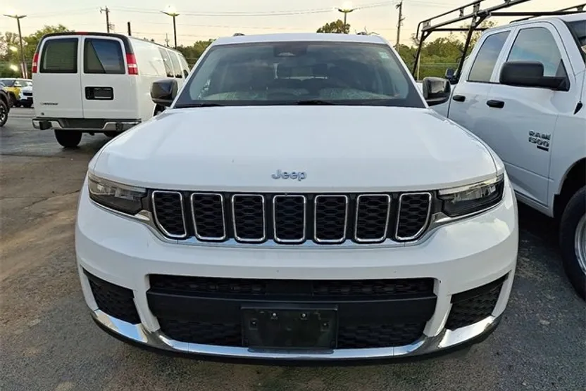 2023 Jeep Grand Cherokee Laredo photo 1