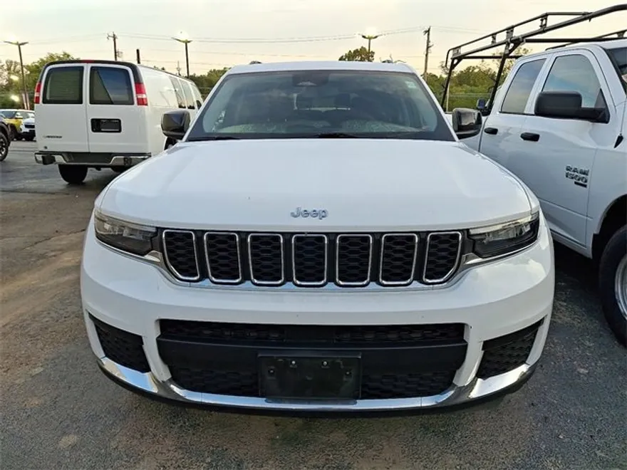 2023 Jeep Grand Cherokee Laredo photo 1