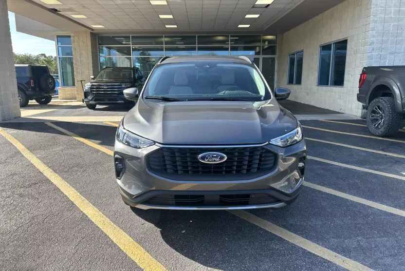 2025 Ford Escape photo 1