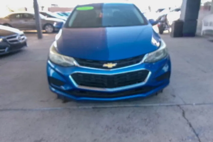 2017 Chevrolet Cruze LT photo 1