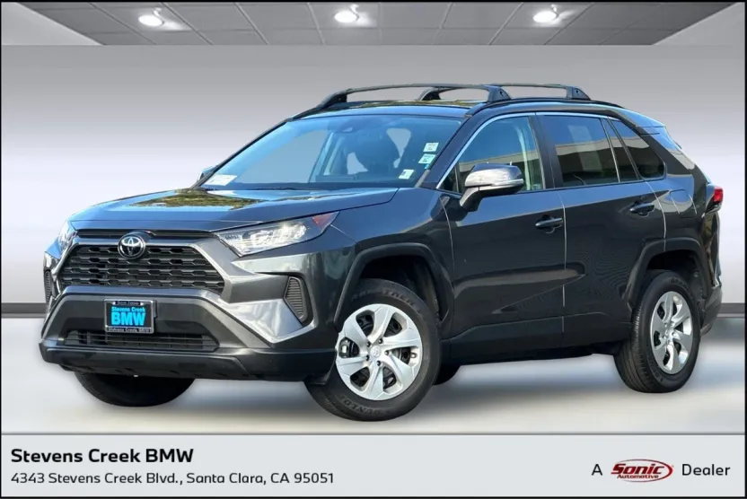 2021 Toyota RAV4 LE photo 1