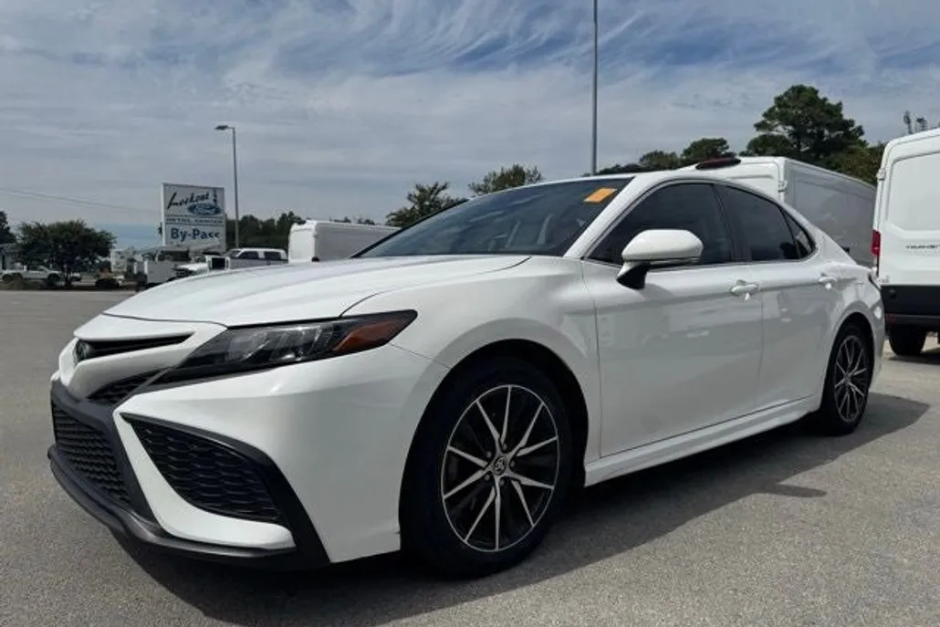 2022 Toyota Camry SE photo 1