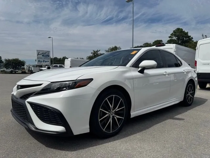 2022 Toyota Camry SE photo 1
