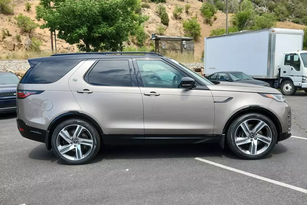 2025 Land Rover Discovery Metropolitan Edition photo 1