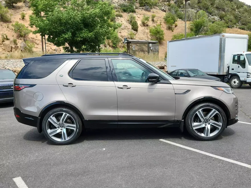 2025 Land Rover Discovery Metropolitan Edition photo 1