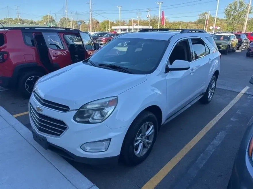 2017 Chevrolet Equinox LT photo 1