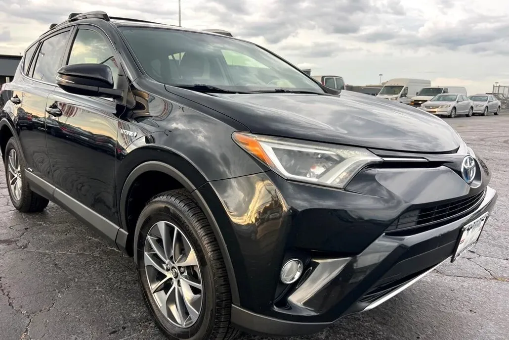 2016 Toyota RAV4 Hybrid XLE photo 1