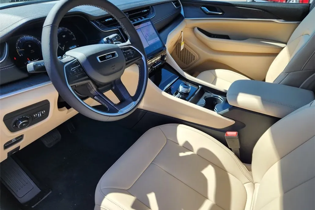 2025 Jeep Grand Cherokee Limited photo 1