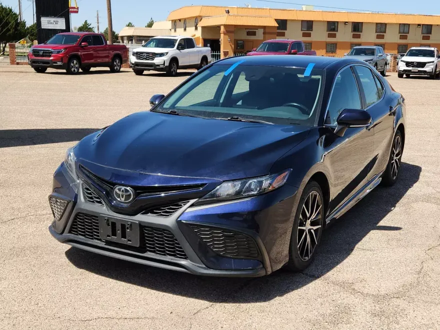 2022 Toyota Camry SE photo 1