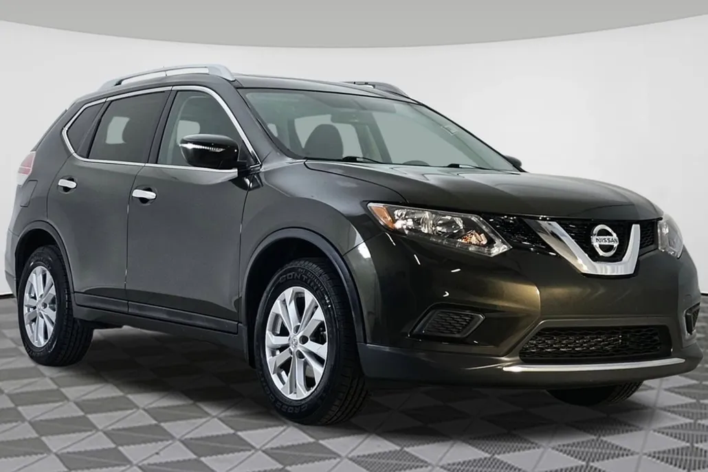 2015 Nissan Rogue SV photo 1