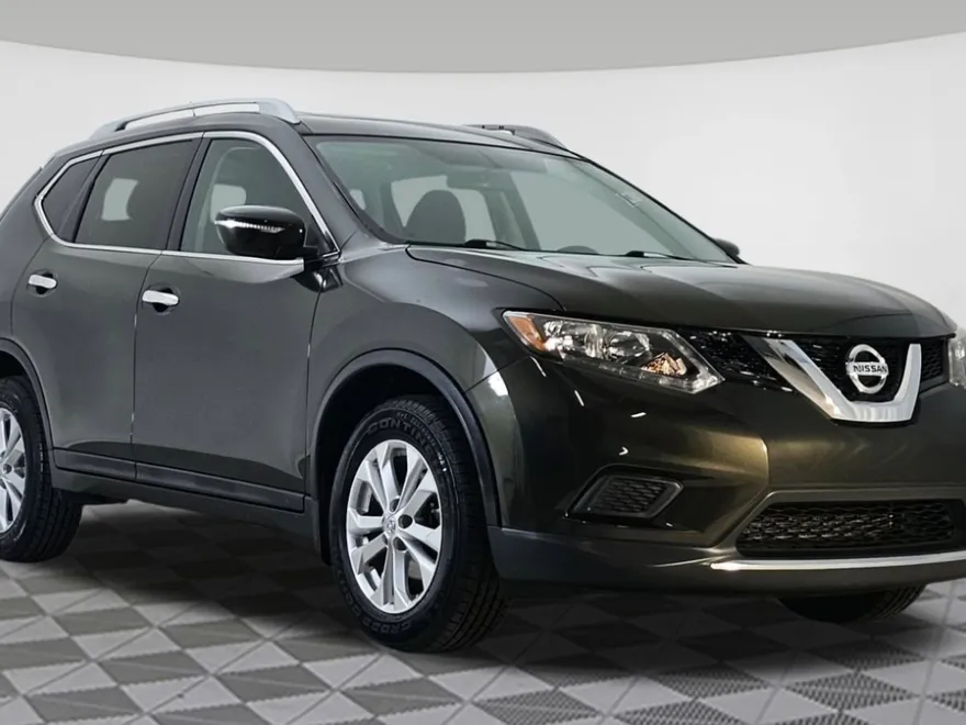 2015 Nissan Rogue SV photo 1