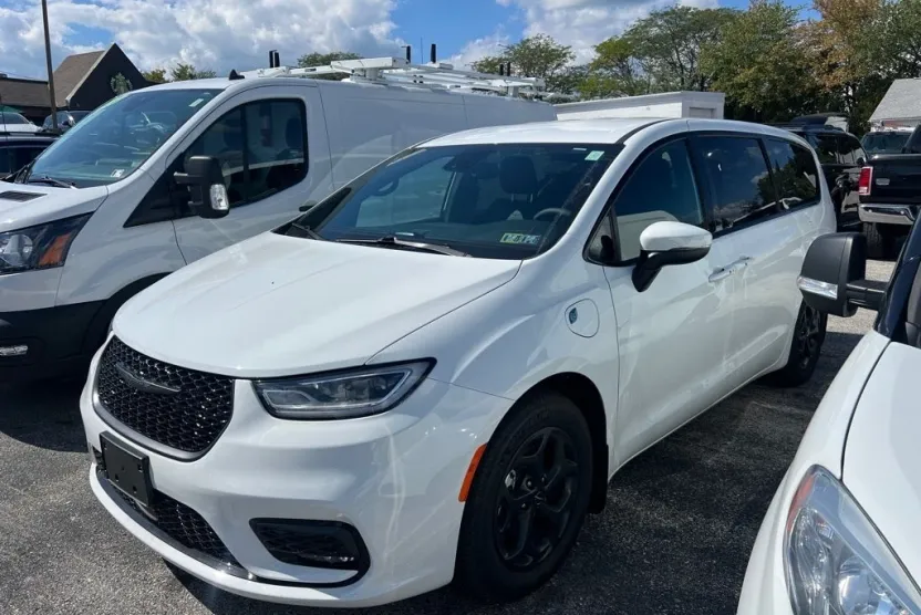 2023 Chrysler Pacifica Hybrid Touring L photo 1